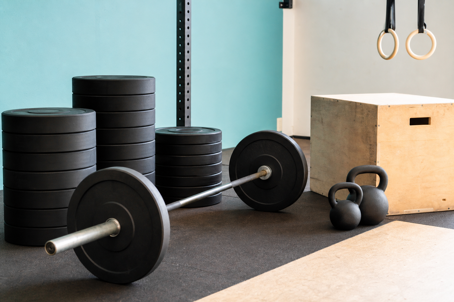 Rack con discos y barras olímpicas en gimnasio